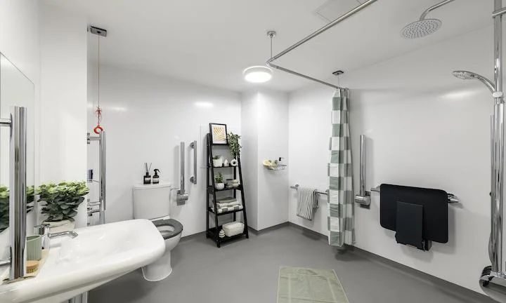 Large Single Ensuite Bathroom