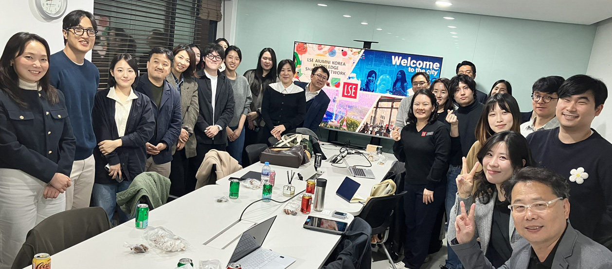 Alumni pose for a photo during Welcome to the City 2025 Seoul.