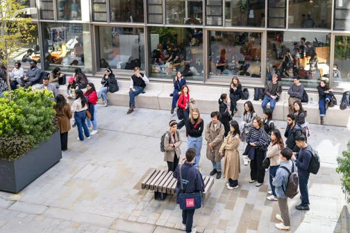 LSE students on campus
