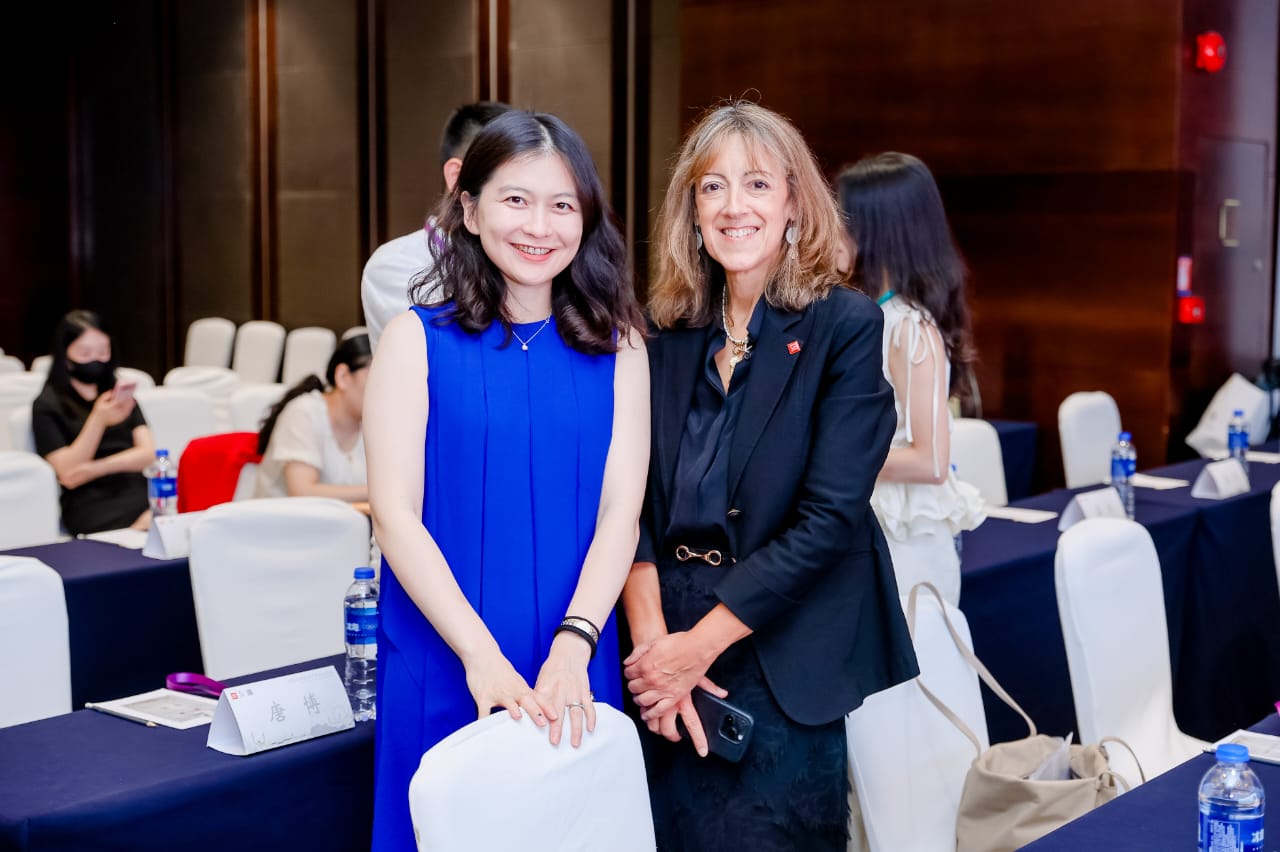 Dr Mengxi Pang, member of LSE's International Strategy and Academic Partnerships team, poses with LSE's Pro-Vice Chancellor (Research), Susana Mourato. 
