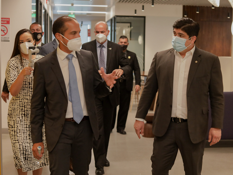 Rafael Mendoza walks along a corridor with Costa Rican President Carlos Alvarado