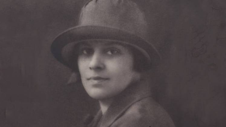 Black and white photo of Eslanda Robeson wearing a hat and coat