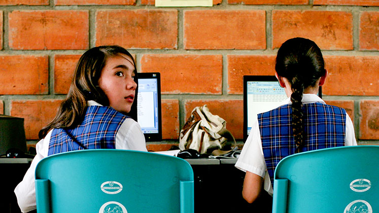 colombia_antioquia_schoolgirls_computers_cc_747x420