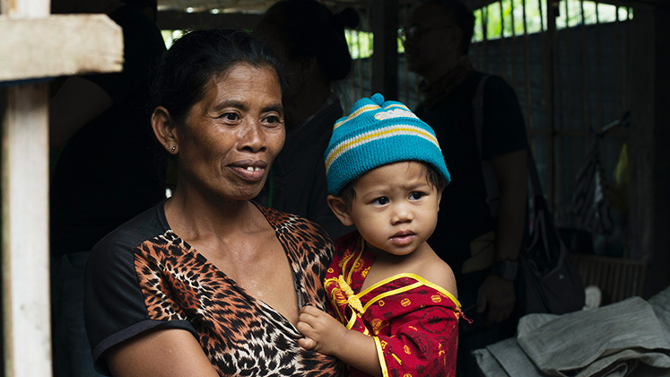 indonesia_woman_holding_child_747x420