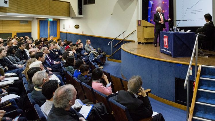 Robert Hall delivering the Economica Phillips Lecture