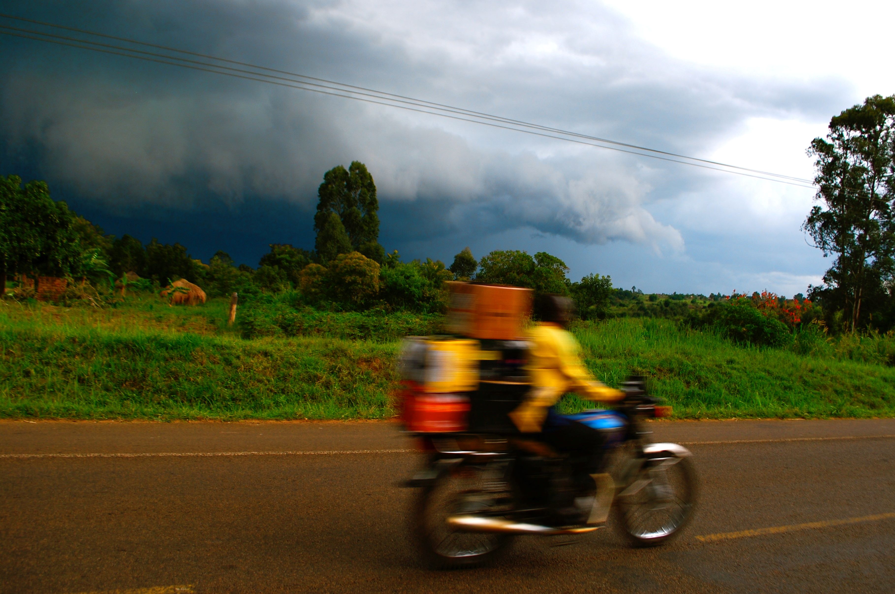 A_motorcycle_boda_man_carries_his_wares_for_a_customer_AfricraigsCC BY-SA 4.0 (002)