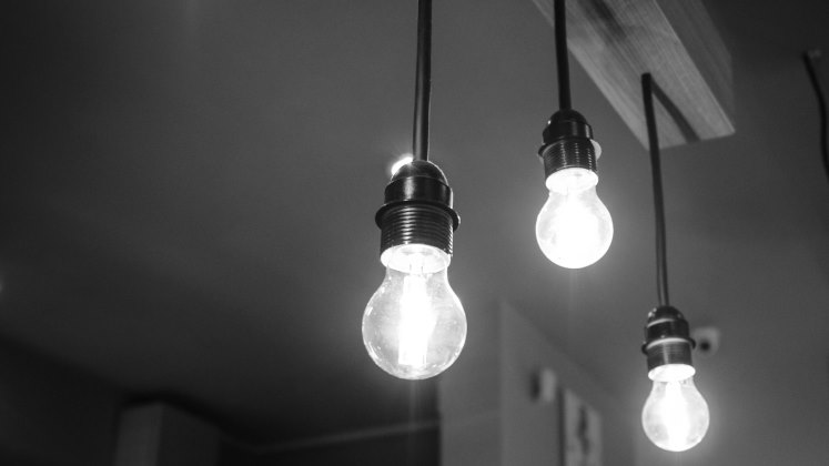 bw-two-lightbulbs-747x420