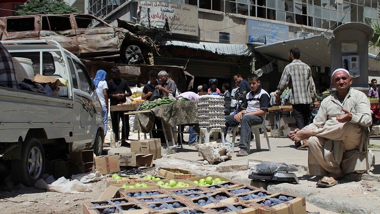 747x420-man-syria-fruit