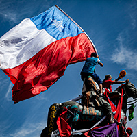 chile-flag-top-of-statue-200x200