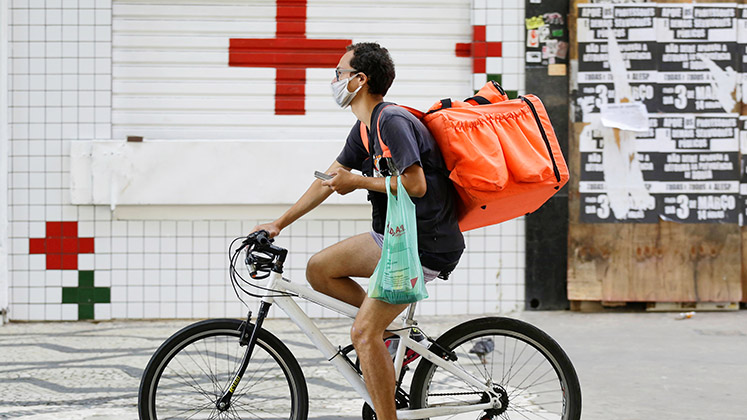 brazil_sao_paulo_delivery_bike_mask_phone_bags_stk_747x420