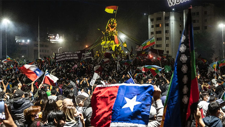 chile_referendum_celebrations_flags_link_747x420