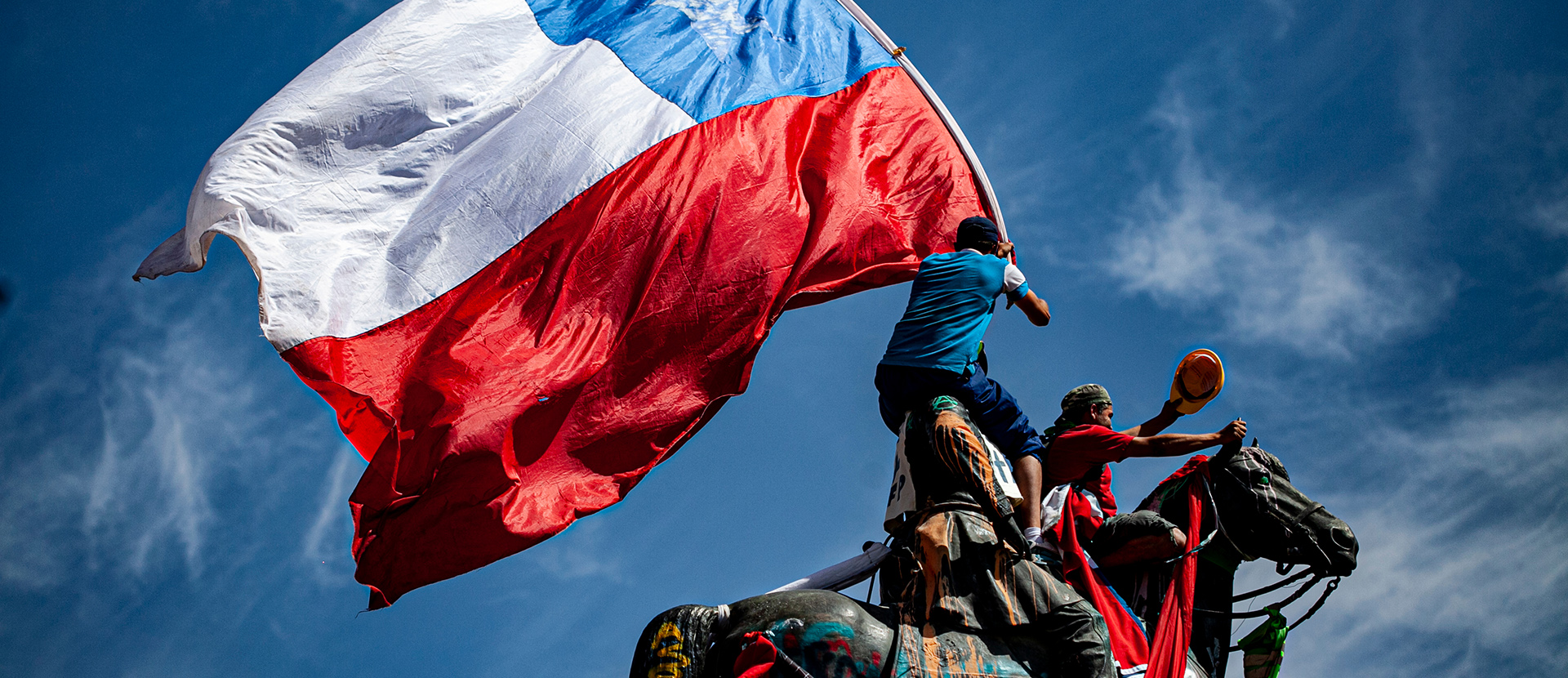 chile-flag-top-of-statue-1920x830