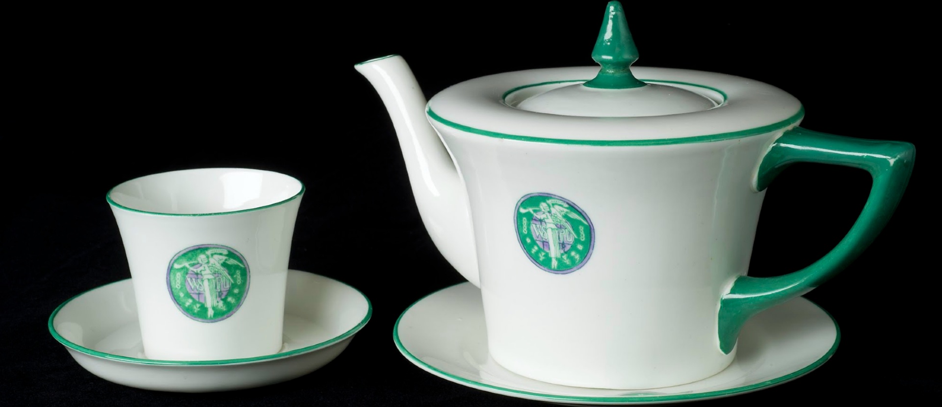 A green a white tea set