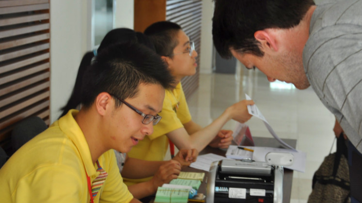 Students registering for LSE-PKU Summer School 2010