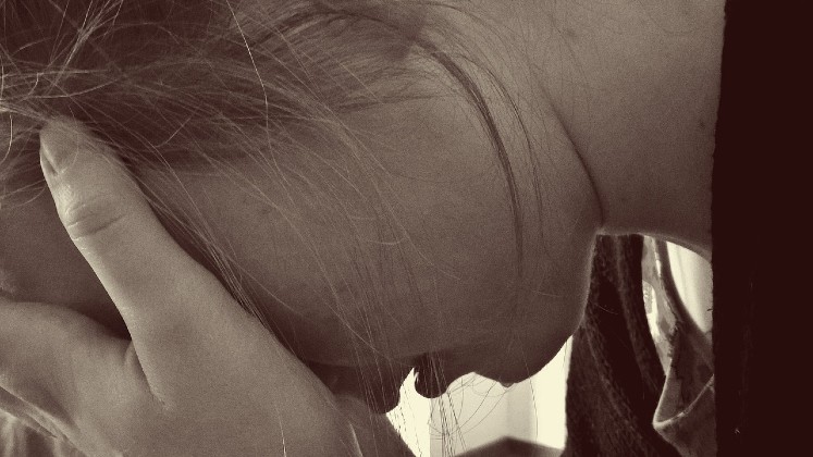 GirlHeadinHands747x420