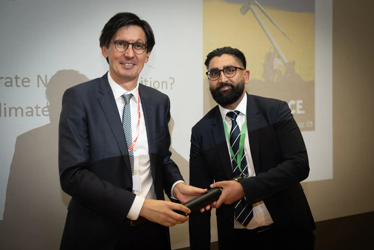 Rajiv Kumar receiving The LSE Certificate of Professional Advancement from Professor Robert Falkner