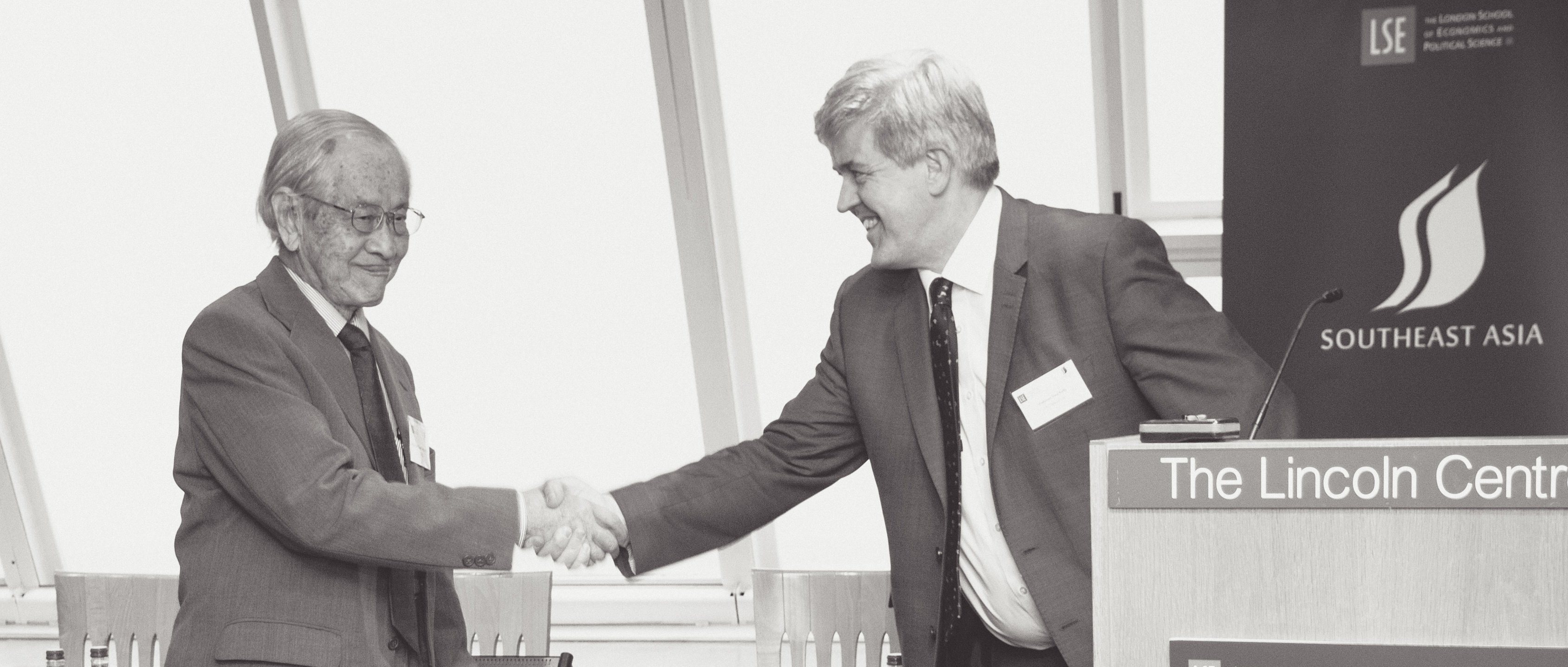 Professor Saw Swee Hock and LSE's Pro-Director shaking hands