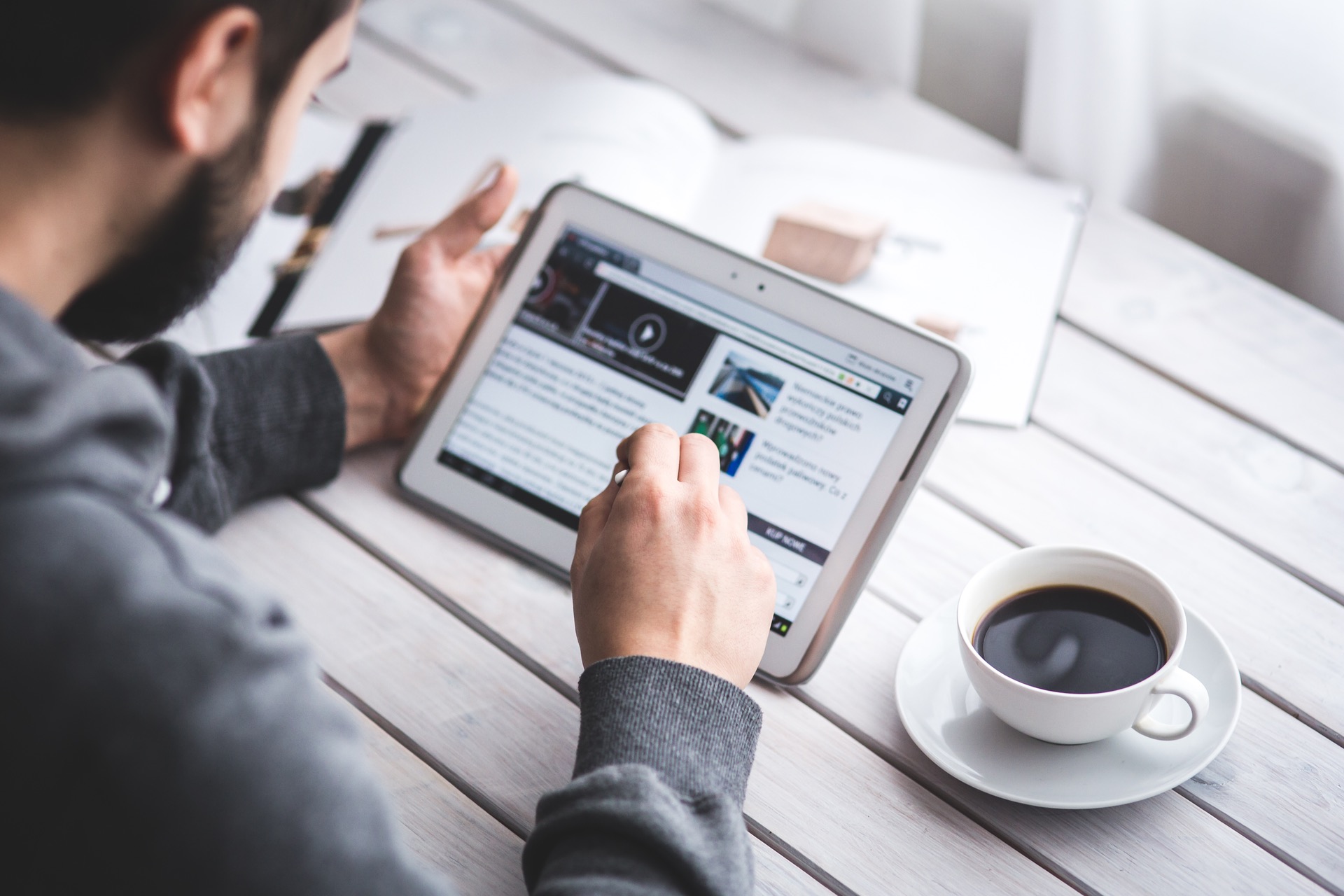 A man using an ipad to read the news