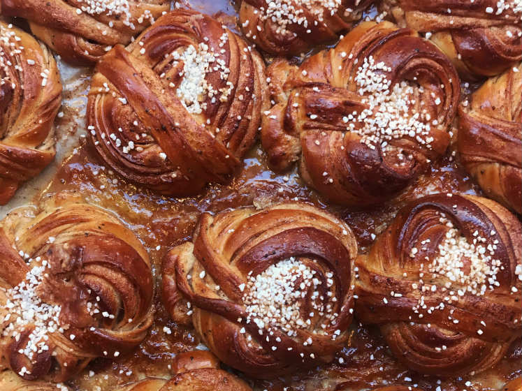 Fabrique-Cinnamon-Buns-747x560