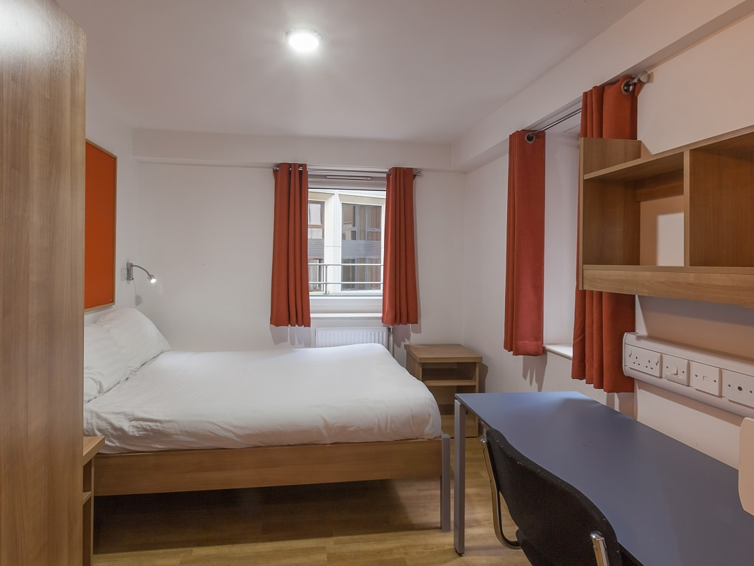 lse-high-holborn-single-standard-queen-size-bed-shared-bathroom_4x3